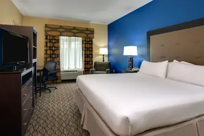 Photo 3 - Holiday Inn Express Tower Center by IHG