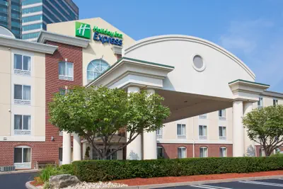 Photo 2 - Holiday Inn Express Tower Center by IHG