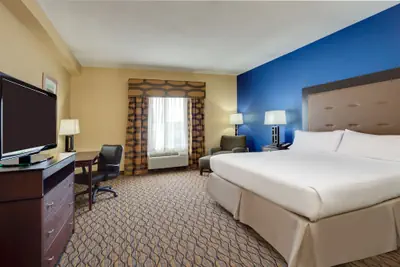 Photo 4 - Holiday Inn Express Tower Center by IHG