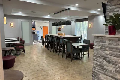 Photo 2 - Hampton Inn Brattleboro