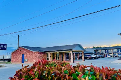 Photo 2 - Shiloh Inn