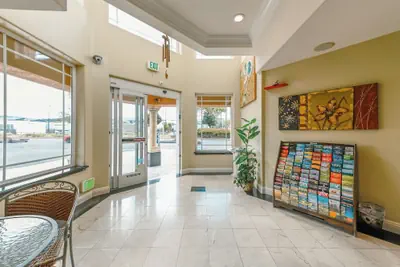 Photo 4 - Gateway Inn & Suites San Francisco SFO Airport