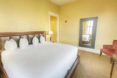 Photo 4 - Montvale Hotel