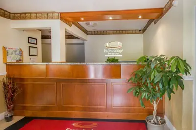 Photo 3 - Econo Lodge Inn & Suites Old Saybrook Westbrook