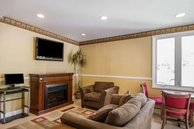 Photo 5 - Econo Lodge Inn & Suites Old Saybrook Westbrook