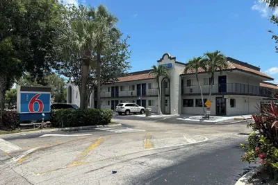Photo 2 - Motel 6 Riviera Beach, FL