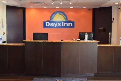 Photo 2 - Days Inn by Wyndham Sherman