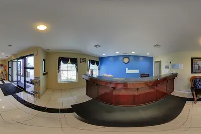 Photo 3 - Deluxe Inn & Suites