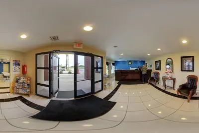 Photo 4 - Deluxe Inn & Suites
