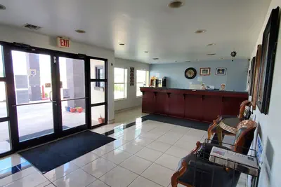 Photo 5 - Deluxe Inn & Suites