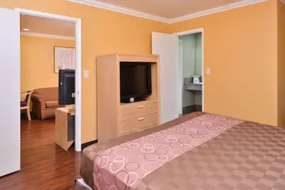 Photo 5 - Americas Best Value Inn & Suites Clearlake Wine Country