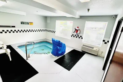 Photo 2 - Studio 6 Suites Portland OR- I-5 OHSU