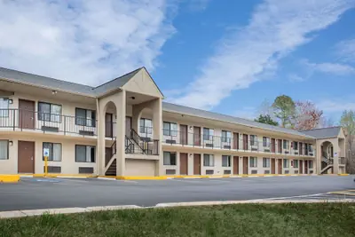 Photo 2 - Super 8 by Wyndham Burlington NC