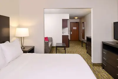 Photo 4 - Holiday Inn Express & Suites Omaha West by IHG