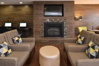 Photo 3 - Holiday Inn Express & Suites Omaha West by IHG