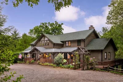 Photo 2 - Bent Creek Lodge Bed & Breakfast