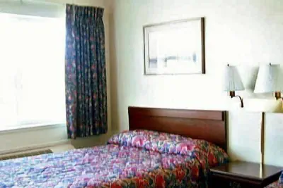 Photo 4 - Economy Inn Monterey