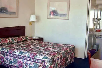 Photo 5 - Economy Inn Monterey