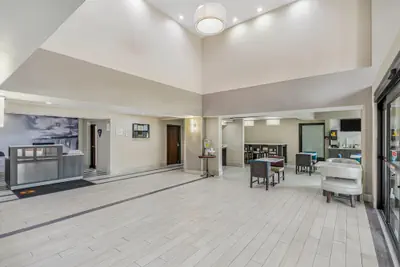 Photo 4 - La Quinta Inn & Suites by Wyndham Batavia