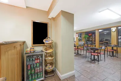 Photo 2 - Howard Johnson by Wyndham Hartford South – Rocky Hill
