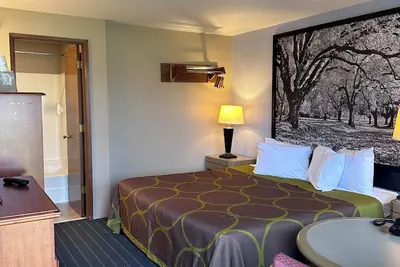 Photo 4 - Super 8 by Wyndham Vancouver East