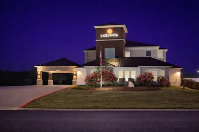 Photo 2 - La Quinta Inn & Suites by Wyndham Kerrville