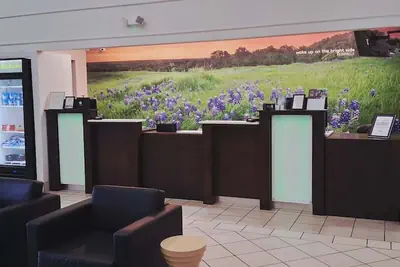 Photo 4 - La Quinta Inn & Suites by Wyndham Kerrville