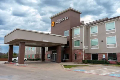Photo 2 - La Quinta Inn & Suites by Wyndham Dallas Mesquite