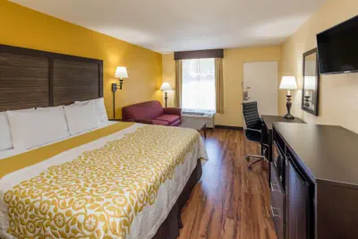 Photo 4 - Days Inn by Wyndham Madison