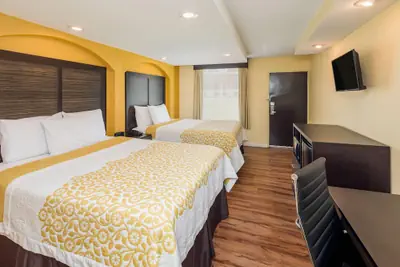 Photo 5 - Days Inn by Wyndham Madison