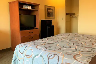 Photo 5 - Super 8 by Wyndham Topeka at Forbes Landing