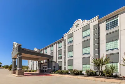 Photo 2 - Super 8 by Wyndham San Antonio/Alamodome Area