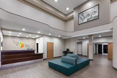Photo 4 - Super 8 by Wyndham San Antonio/Alamodome Area
