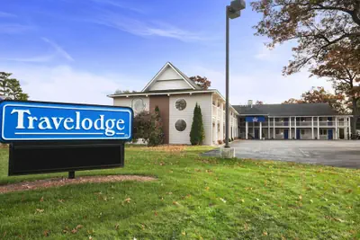 Photo 2 - Travelodge by Wyndham Traverse City MI