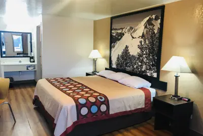 Photo 4 - Super 8 by Wyndham Evanston