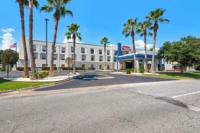 Photo 2 - Hampton Inn & Suites Pensacola I-10 N at Univ. Town Plaza
