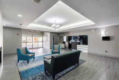 Photo 4 - Platinum Inn & Suites Webster