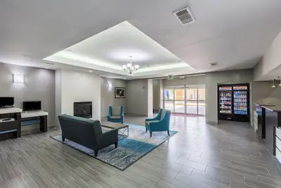 Photo 3 - Platinum Inn & Suites Webster