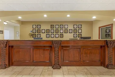 Photo 4 - Best Western Plus Monica Royale Inn & Suites