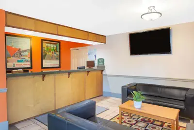 Photo 3 - Howard Johnson by Wyndham Salem