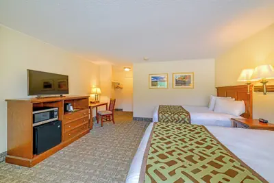 Photo 4 - Town and Country Inn & Resort