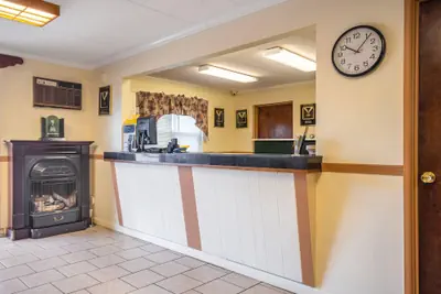 Photo 5 - Econo Lodge Inn & Suites Windsor Locks Bradley Airport
