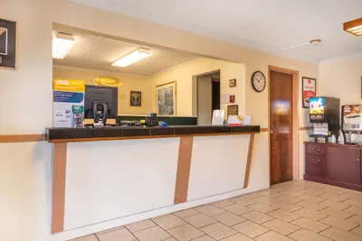Photo 3 - Econo Lodge Inn & Suites Windsor Locks Bradley Airport