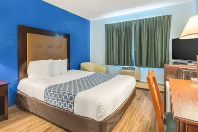 Photo 2 - Econo Lodge Inn & Suites Windsor Locks Bradley Airport