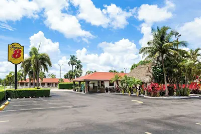 Photo 2 - Super 8 by Wyndham Florida City/Gateway to Keys/Everglades