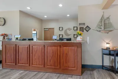 Photo 4 - Comfort Suites Lake Geneva East