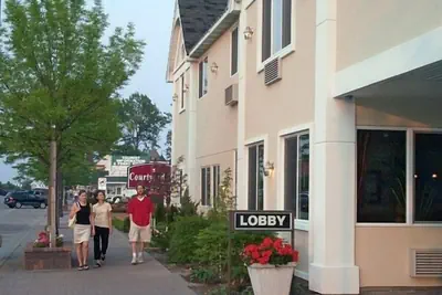 Photo 2 - Court Plaza Inn & Suites