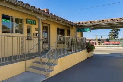 Photo 3 - El Castell Motel