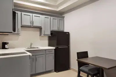 Photo 5 - Days Inn & Suites by Wyndham Houston Hobby Airport