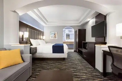 Photo 2 - Days Inn & Suites by Wyndham Houston Hobby Airport